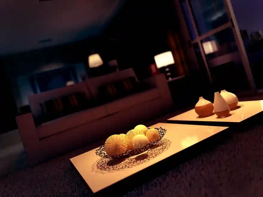 Render de sala de estar à noite, com luz ambiente